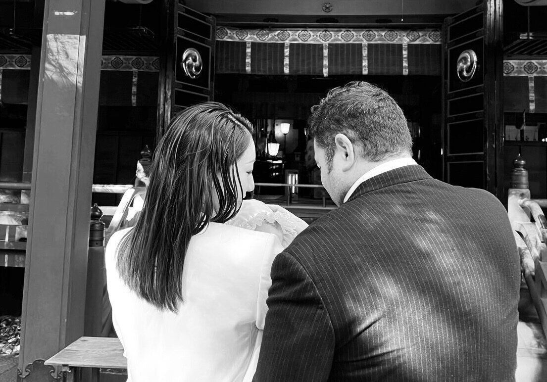 お子さんのお宮参りでの1枚。お子さんを見つめる、やさしい父と母の姿に。