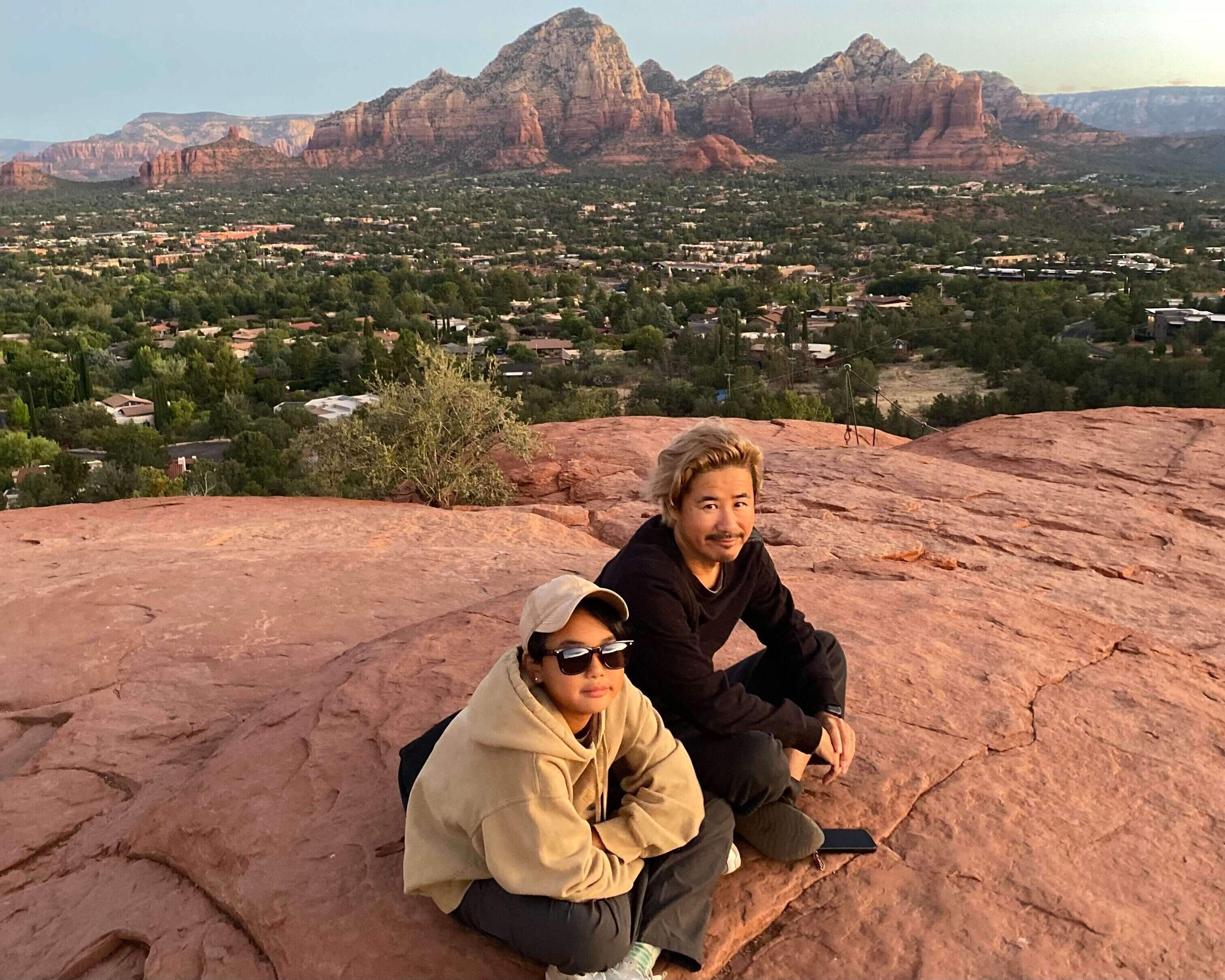 旅先での鈴木さんと息子さん。