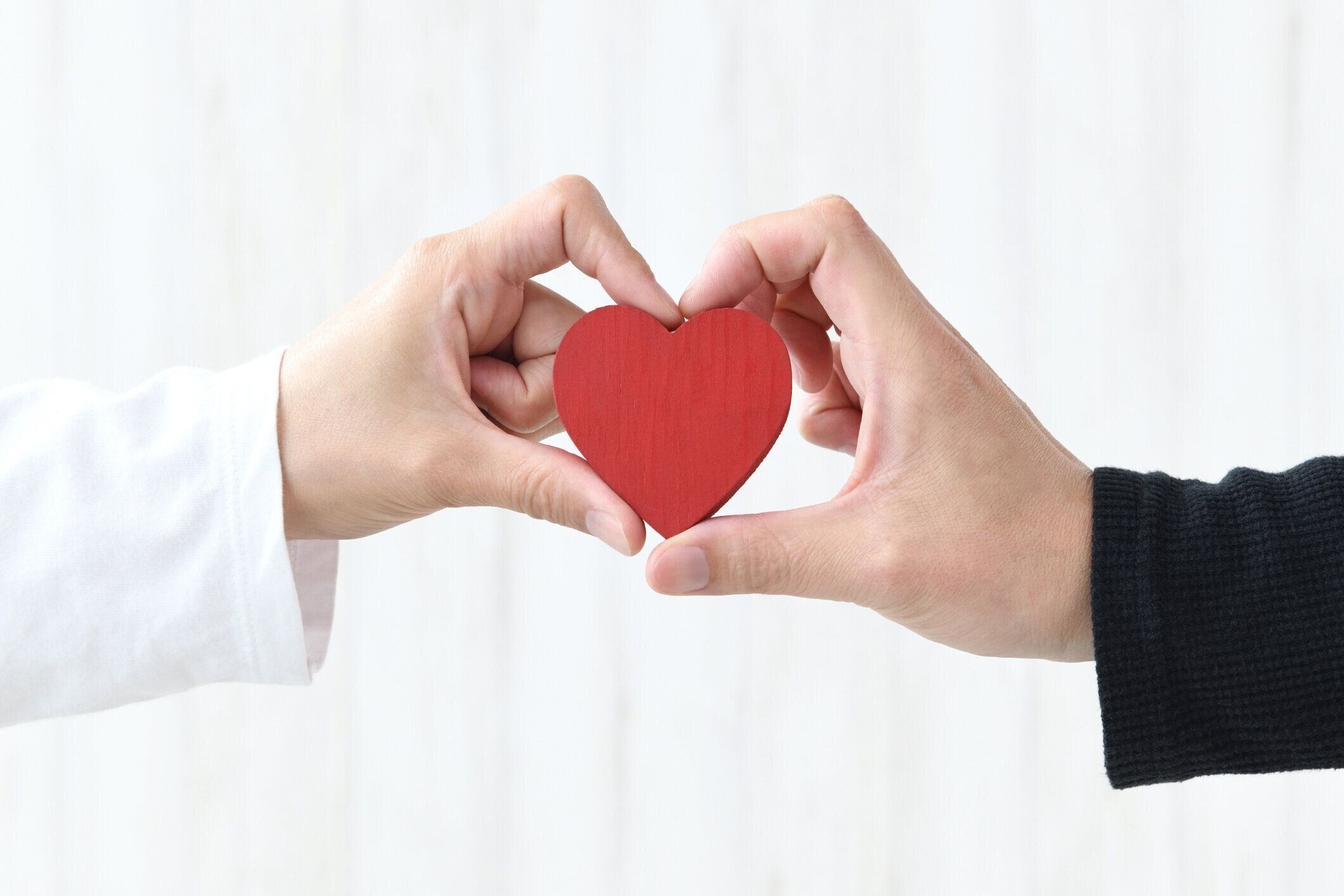 カップルの手とハートのオブジェクト