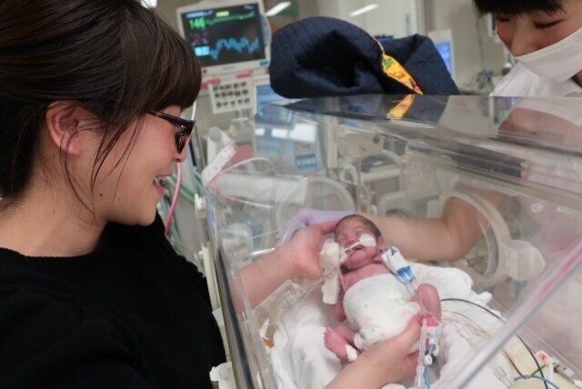 5ｇで生まれて44日目 軽い だけど重い 命を感じた初抱っこ 小さく生まれた赤ちゃん体験談 たまひよ