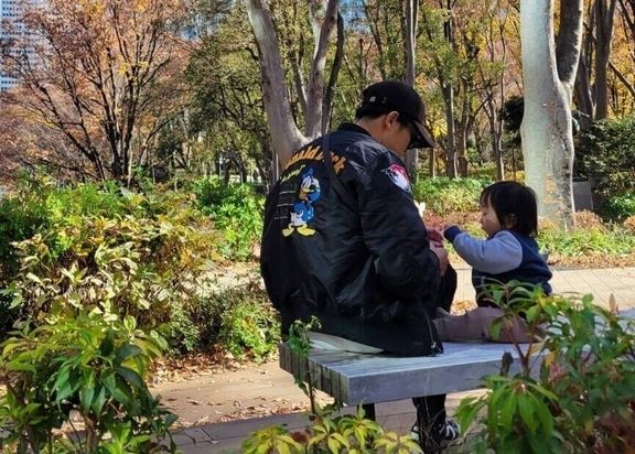 ひょっこりはんさんと娘さんの写真