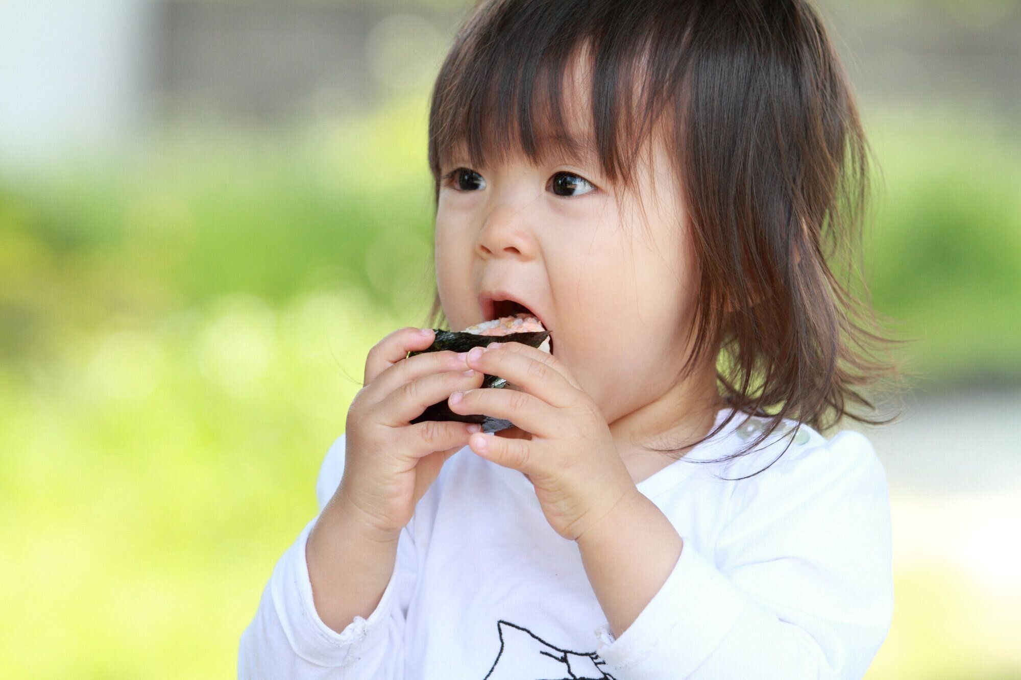 手づかみ食べに！「赤ちゃんが食べやすいおにぎり」づくり