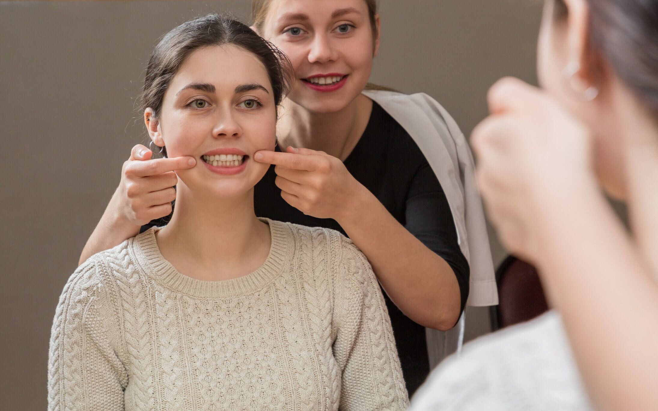 医師と患者は鏡の前に座り、ディクテーションに取り組んでいる