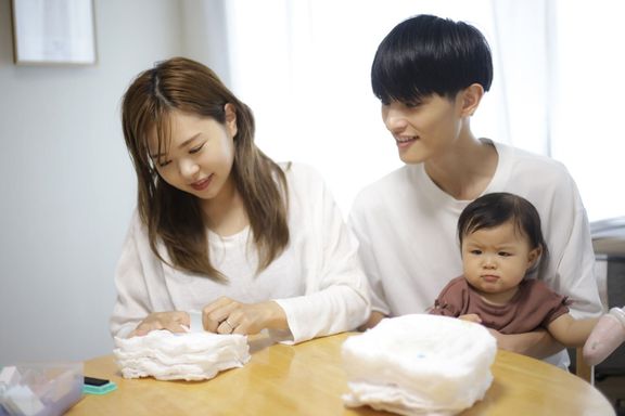 おむつにネームスタンプを押すお母さん