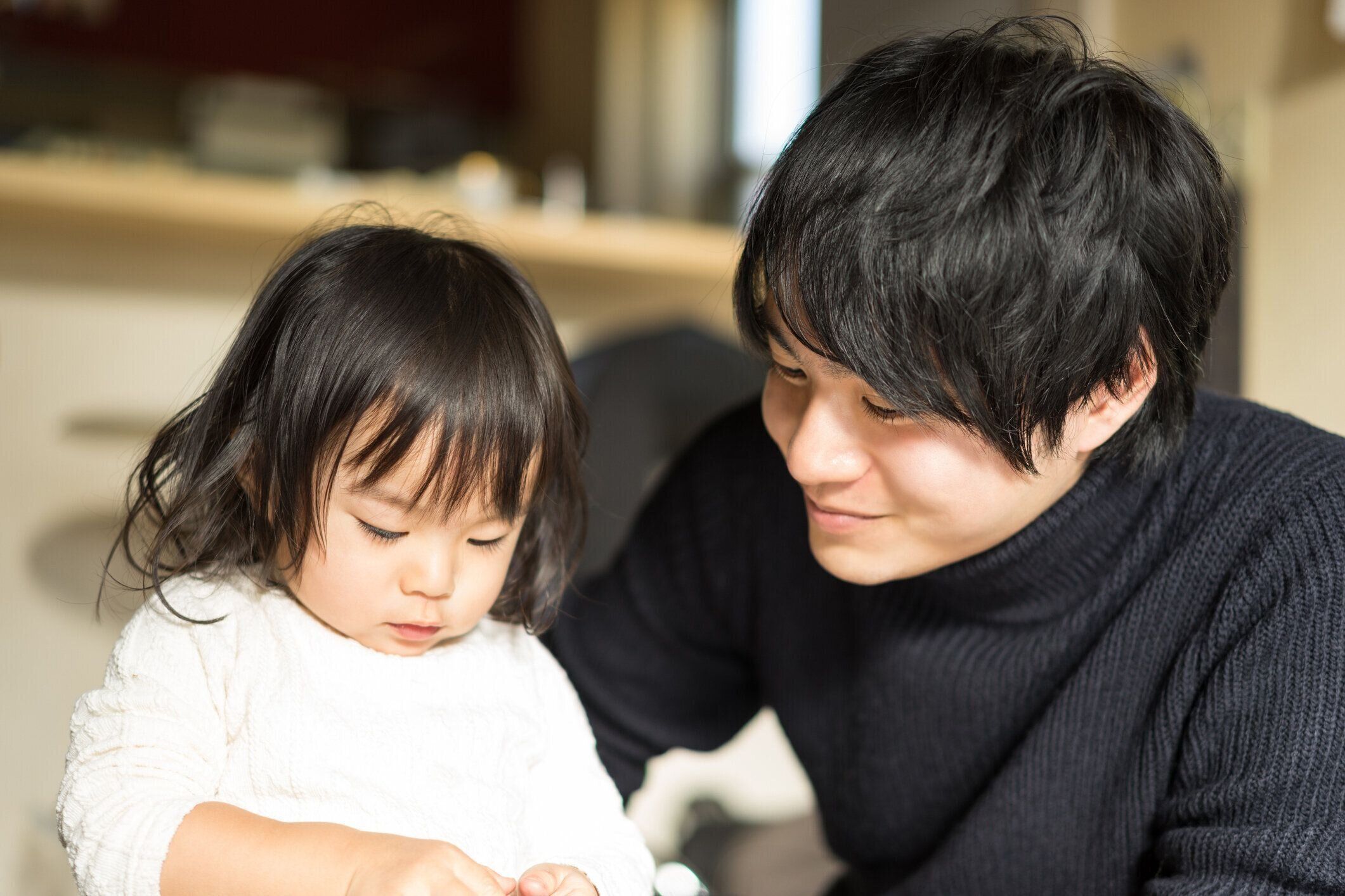 子供と一緒に見ている父