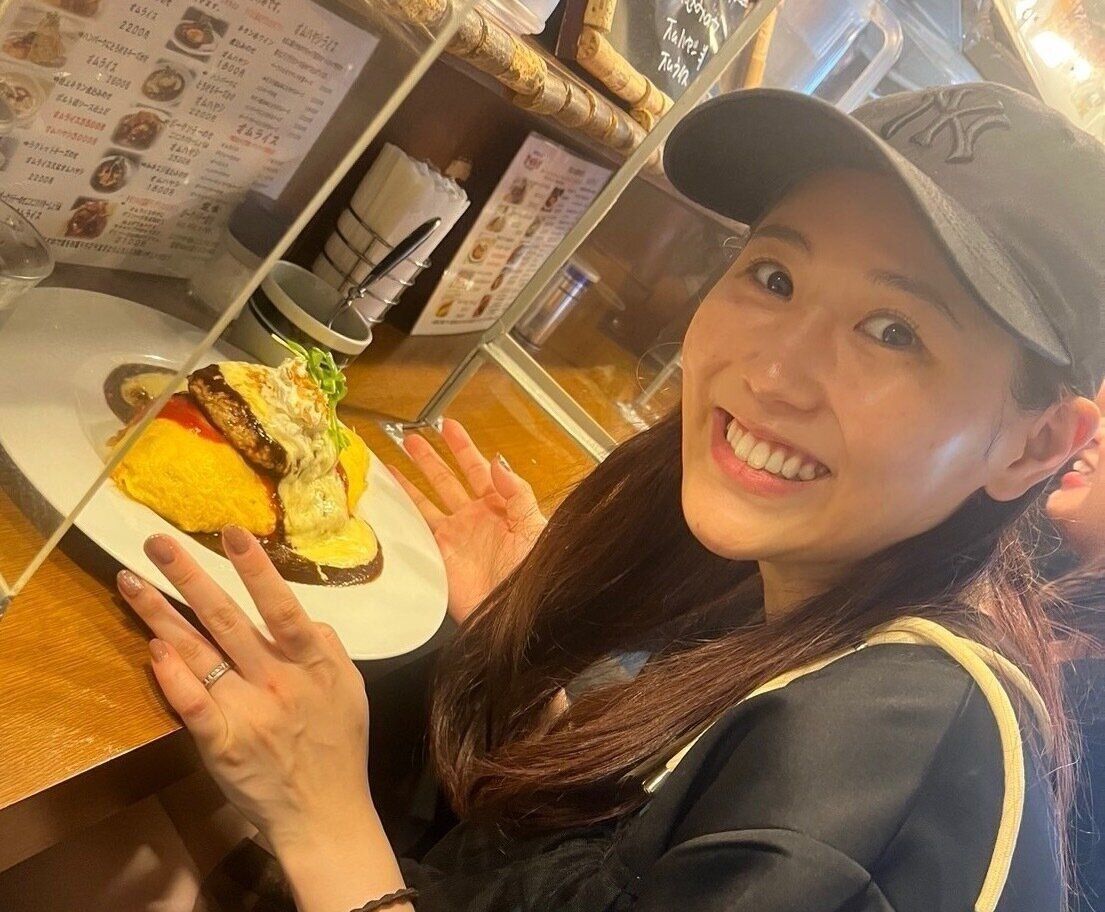 プライベートで食事をしている、西野さん。