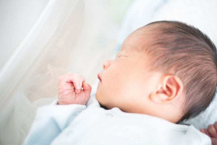 ベビーベッドの新生児