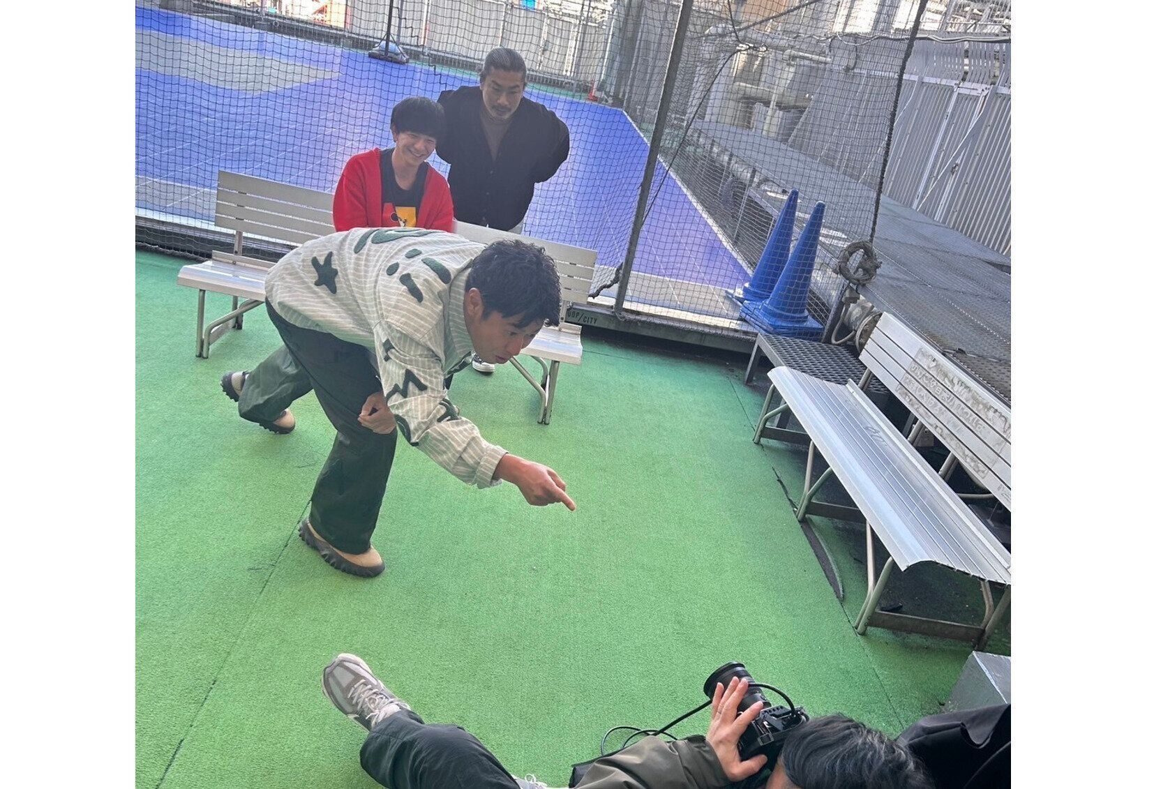 菅さんと向井さんとともに、ポスター撮影をする尾形さん。