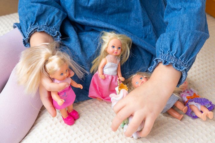 少女、子供がミニチュア人形で母娘を演じる、想像力豊かなロールプレイの認知的利点を検討する、小児期の想像力