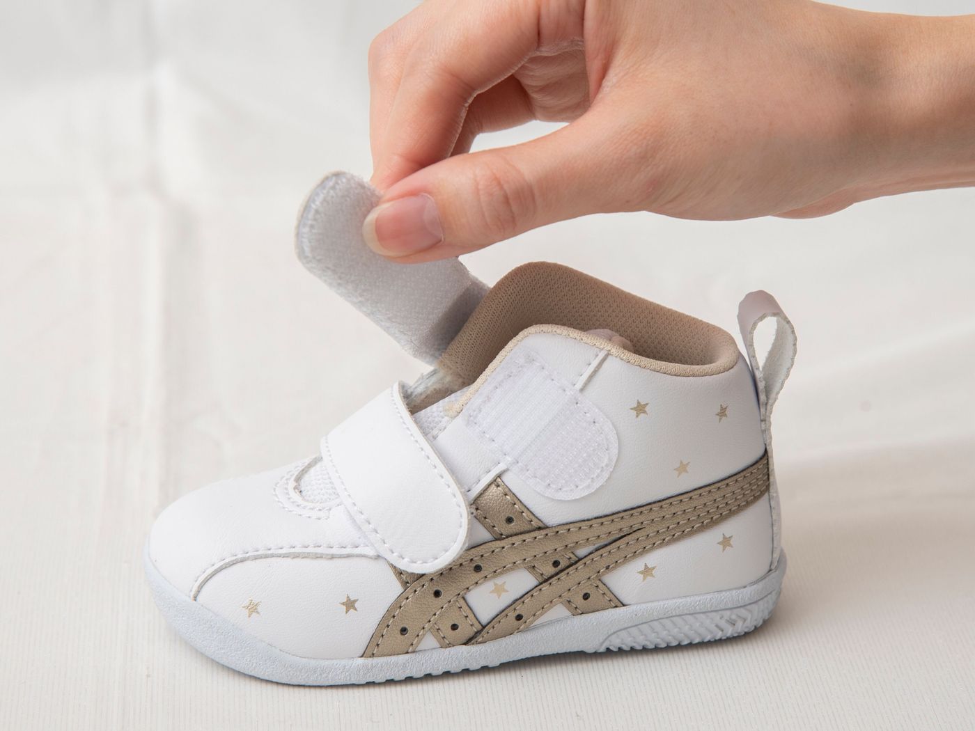 専門家アドバイス 間違うと将来足に悪影響が 赤ちゃんのファーストシューズの正しい選び方 たまひよ 専門家アドバイス 間違うと将来足に悪影響が 赤ちゃんのファーストシューズの正しい選び方 たまひよ