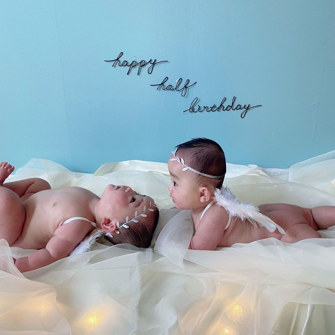 ハーフバースデー記念に 天使ショット が大注目 ふわふわの羽とぷりぷりなおしりで1 2を表現 たまひよ ハーフバースデー記念に 天使ショット が大注目 ふわふわの羽とぷりぷりなおしりで1 2を表現 たまひよ