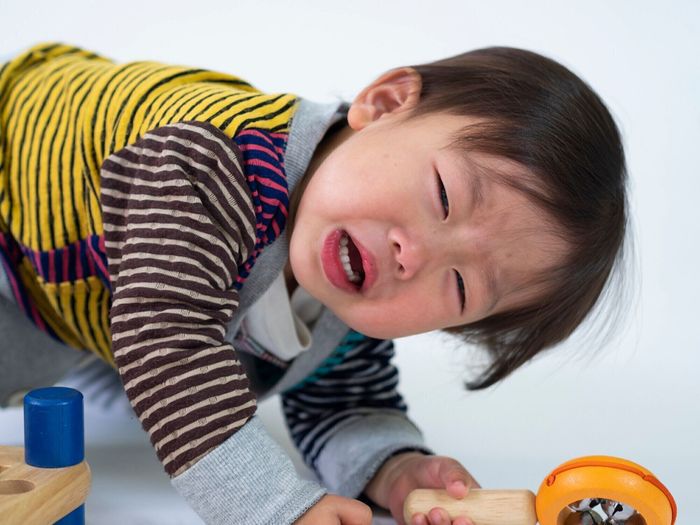 泣いている少年