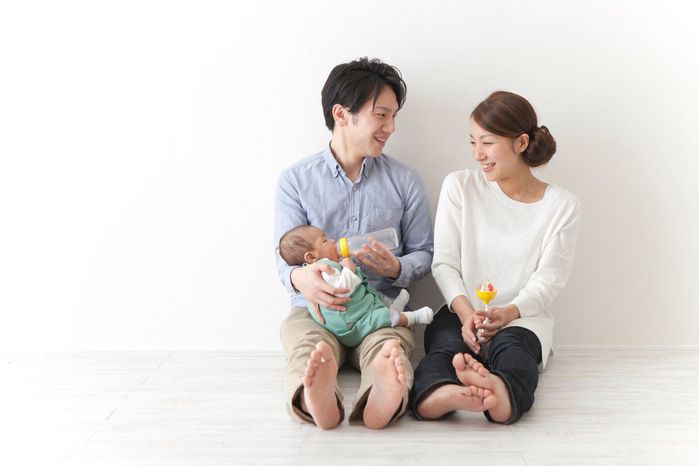 赤ちゃんにミルクを与える日本のカップル