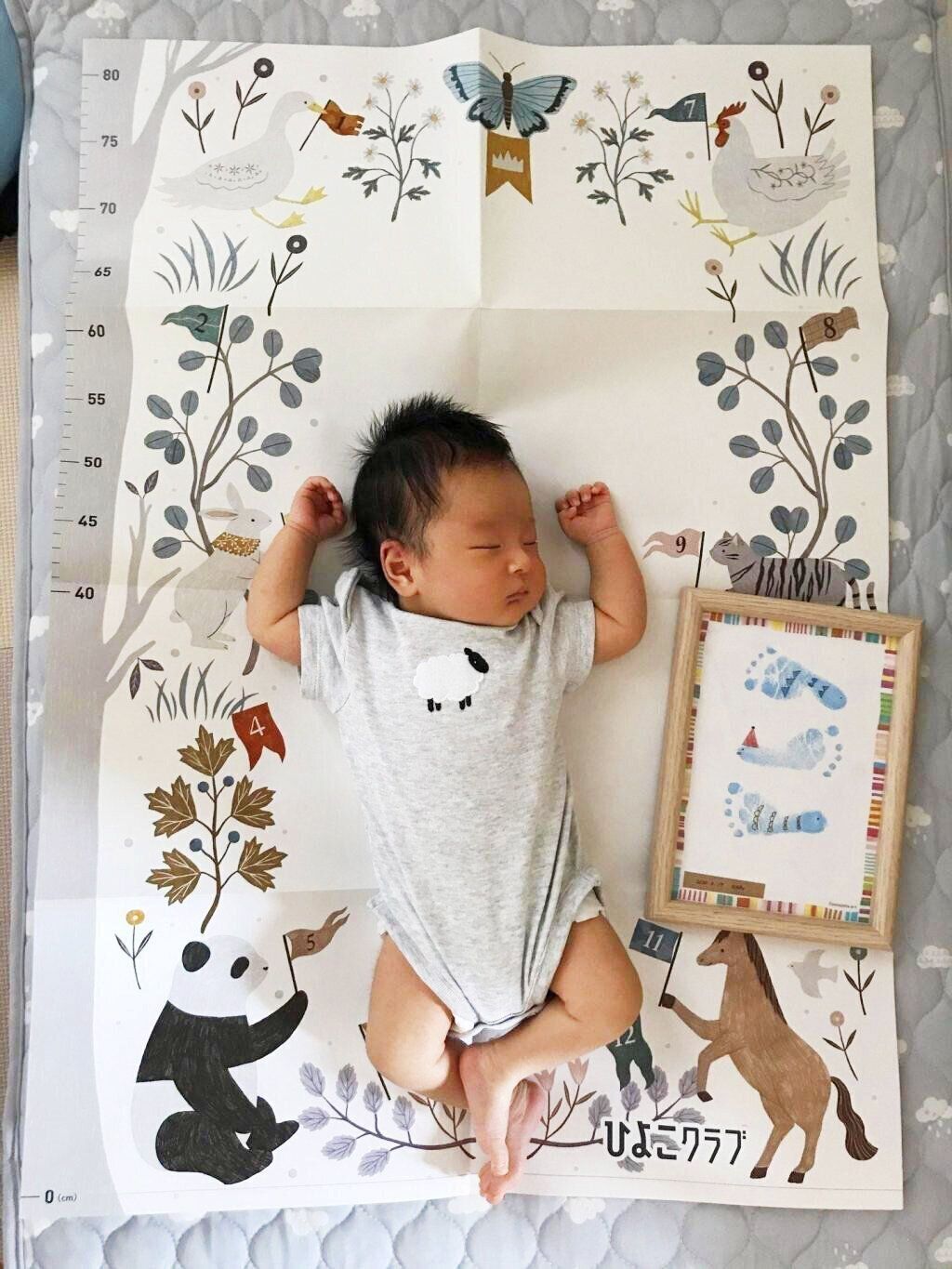 新生児最終日！足型と一緒に記念撮影　Photo by ぷーママさん