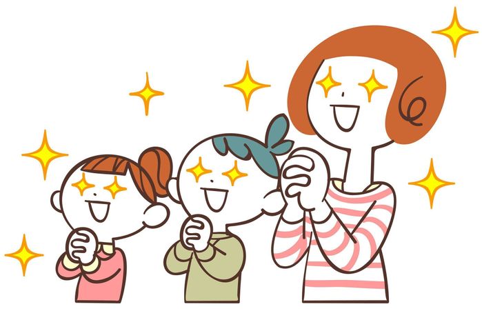 目を輝かせて祈る母子