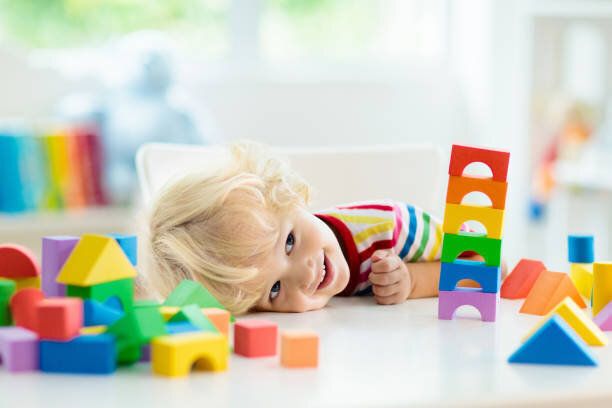 子供のおもちゃ。おもちゃのブロックの子供の建物の塔。