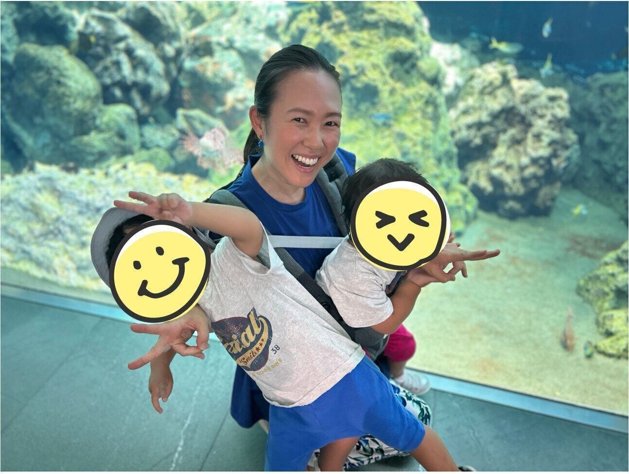 水族館に出かけたときの、高畑さんと子どもたち。