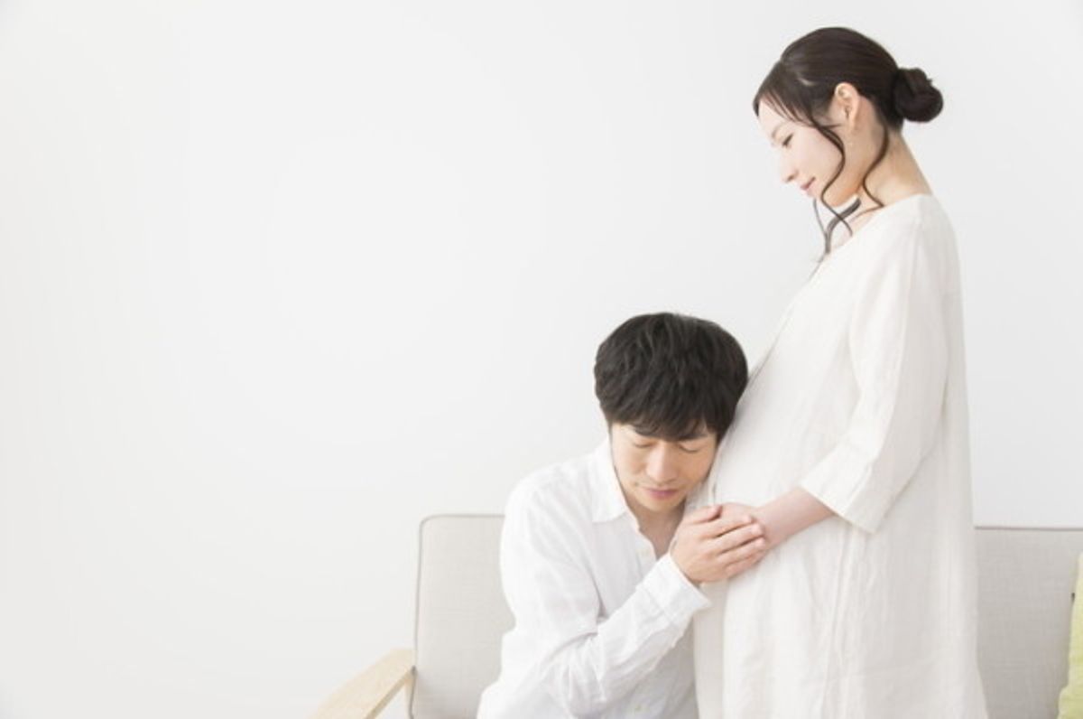 パパがさわるとシーン 笑 赤ちゃんの胎動をパパが感じる瞬間 たまひよ パパがさわるとシーン 笑 赤ちゃんの胎動をパパが感じる瞬間 たまひよ