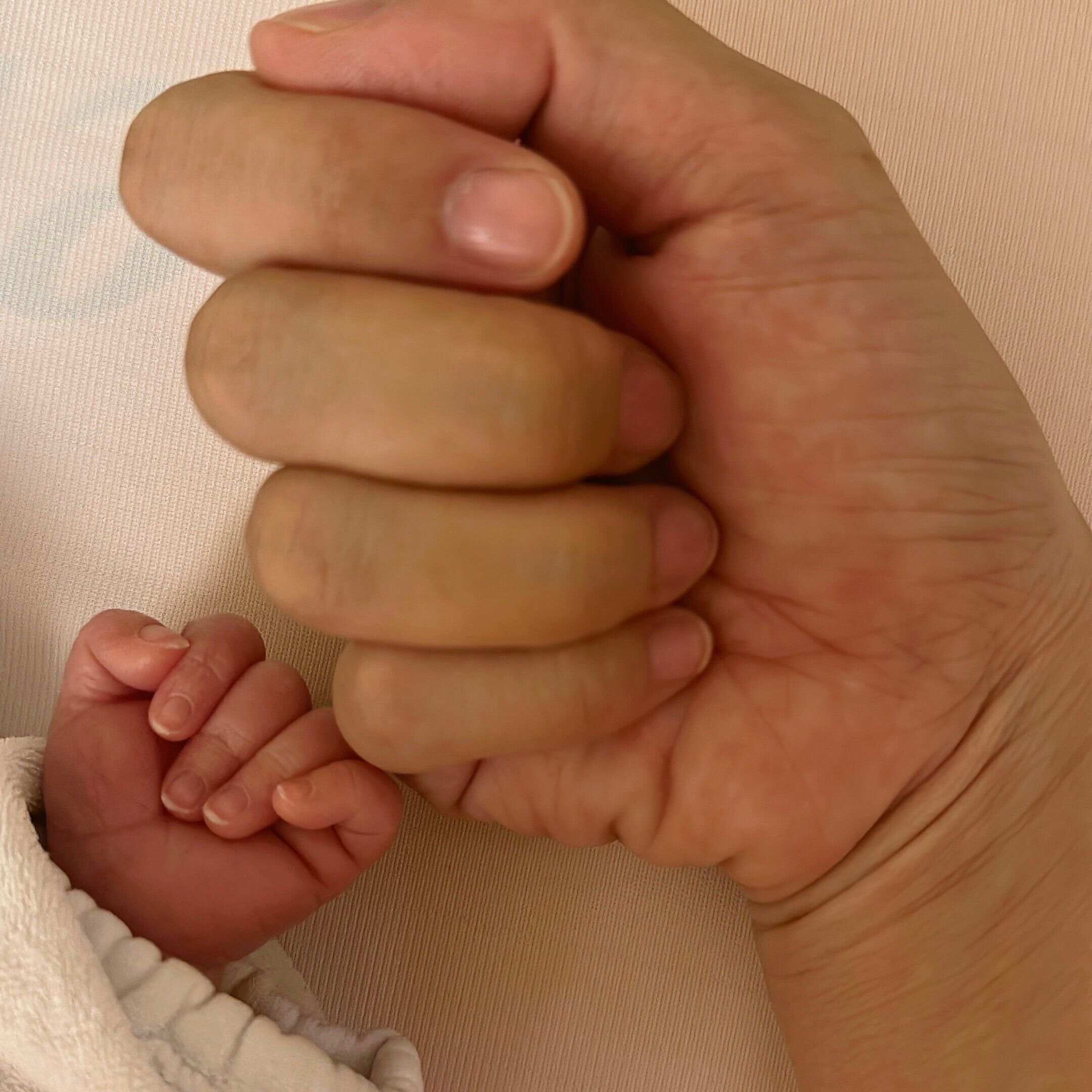 横澤さんと三女の、初めてのこぶし比べ。