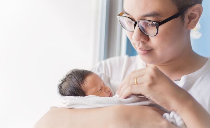 コピー スペースを持つ彼の生まれたばかりの赤ちゃんを保持若いアジアの父の肖像画。 ライフ スタイル一緒に単一のお父さんの父の日ホリデイ ・ コンセプト
