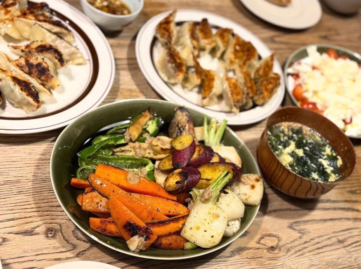 ある日の食卓。餃子は、夫婦2人で包んだそう。（藤本さんのインスタグラムより）