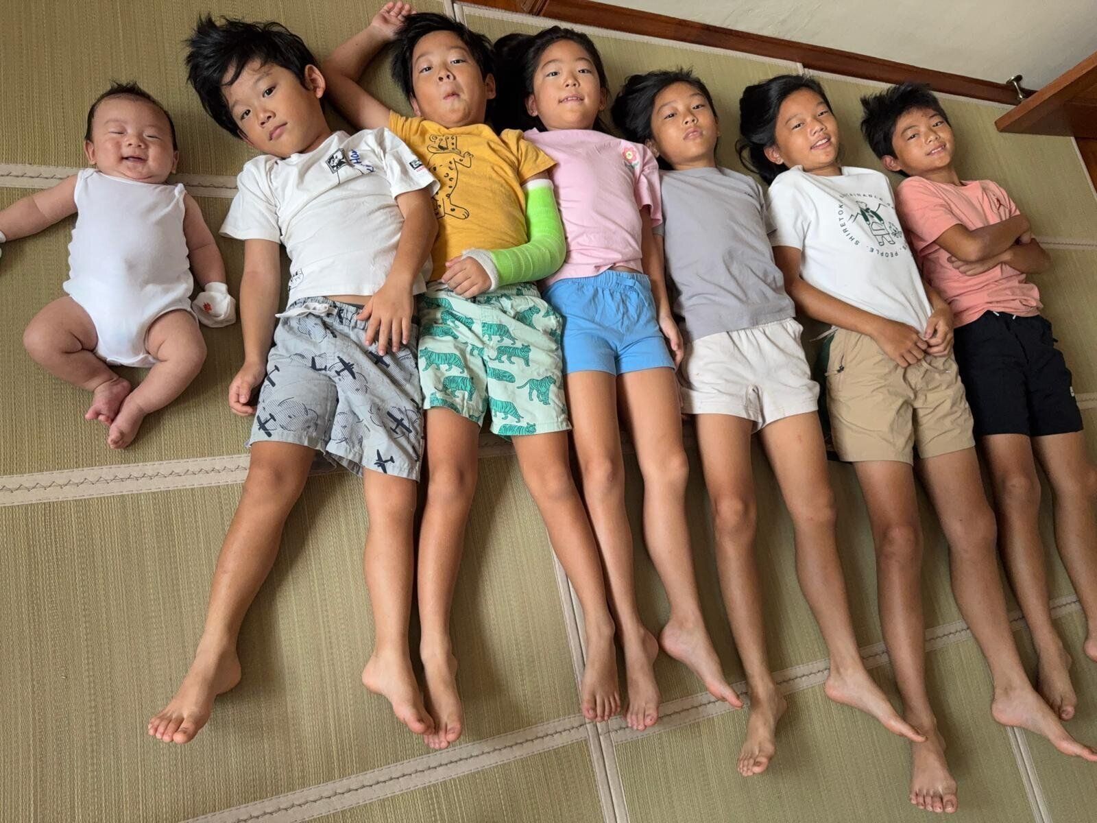 7人の子どもたちがずらり。右の長男くんから年齢順に。