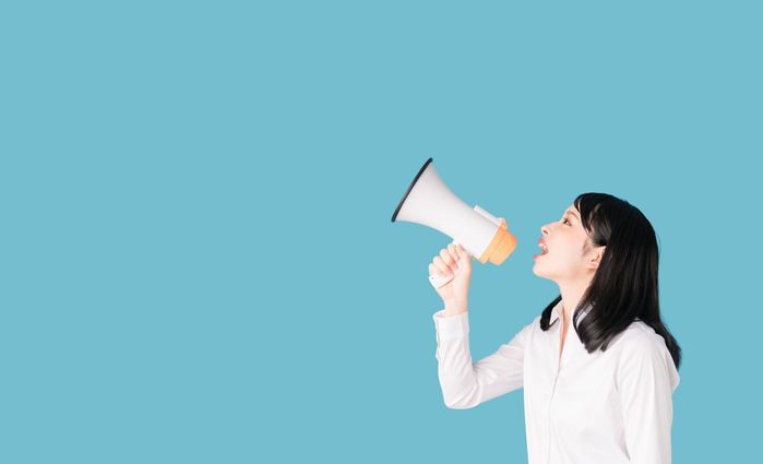 拡声器を使ったアジアの女性。