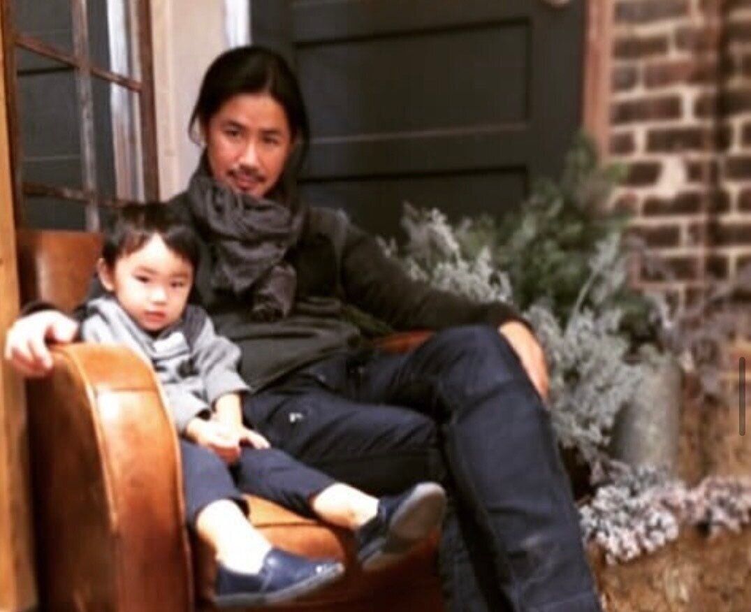 鈴木さんと、2歳のころの息子さん。