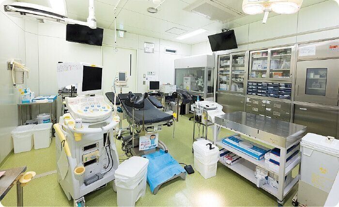 【オペ室】採卵や胚移植を行うオペ室。採取した卵子や移植する胚をモニターで確認できる