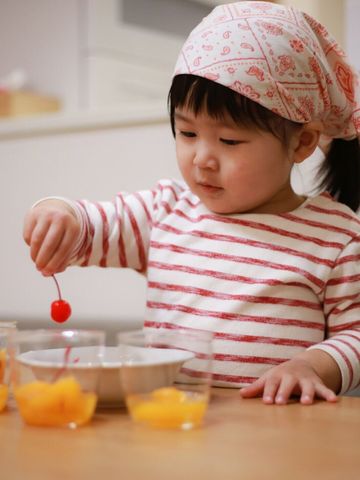 たたく つぶす 混ぜるからチャレンジ 2才から始める料理は 食育 にも好影響 専門家 たまひよ たたく つぶす 混ぜるからチャレンジ 2才から始める料理は 食育 にも好影響 専門家 たまひよ