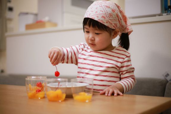 お菓子を作る女の子