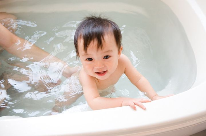 専門家監修 日本人は湯船につかりすぎ 寒い季節の乳幼児のおふろはココに注意 たまひよ 専門家監修 日本人は湯船につかりすぎ 寒い季節の乳幼児のおふろはココに注意 たまひよ