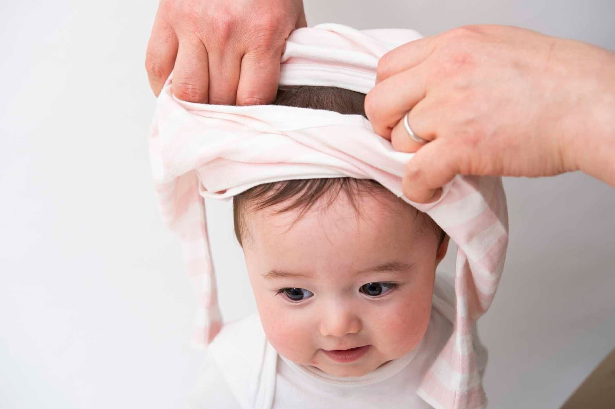 ロンパースを卒業して かぶるタイプ の肌着 ウエアの着替えさせ方 3つのポイント 保健師監修 たまひよ