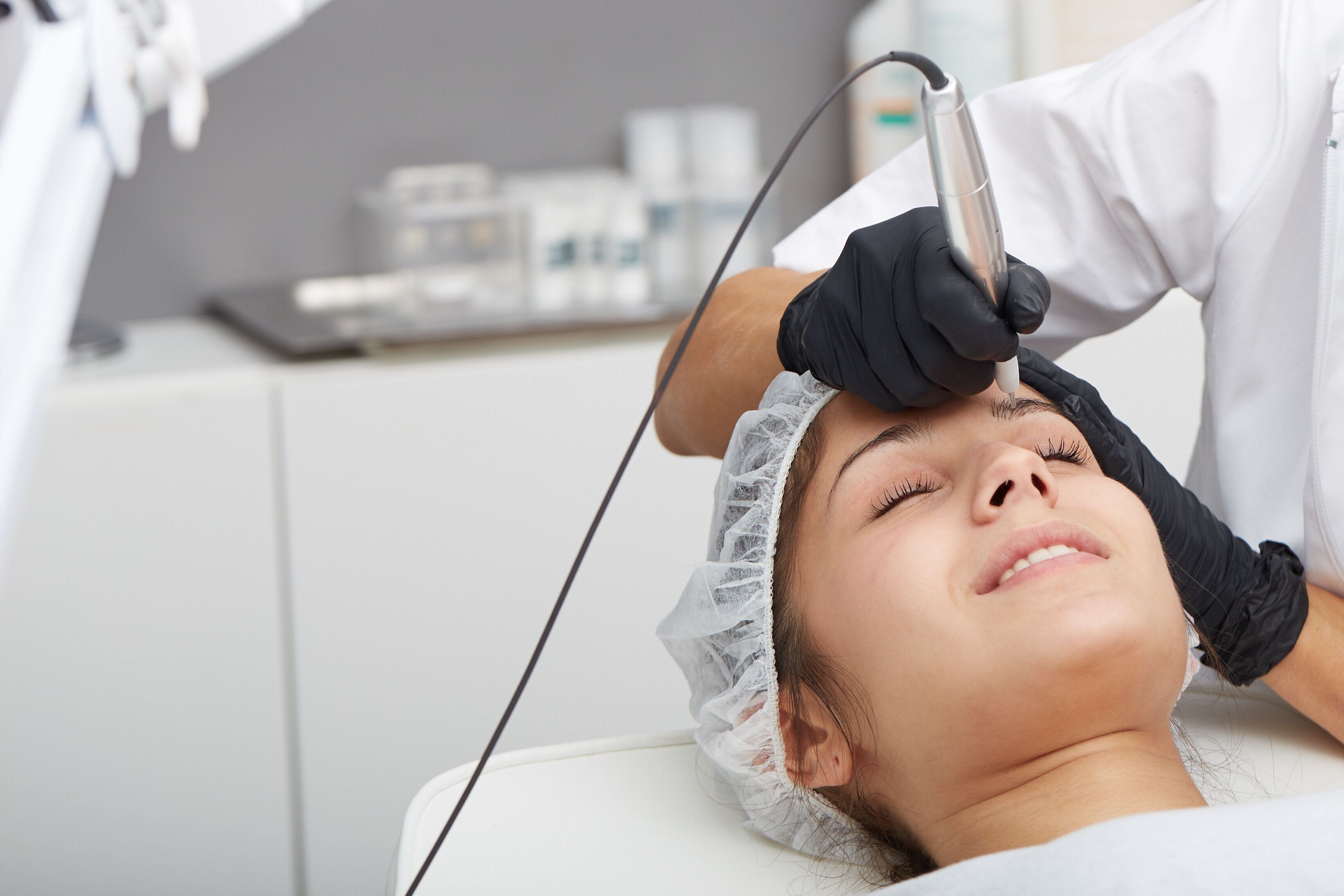 眉毛を作るプロの入れ墨