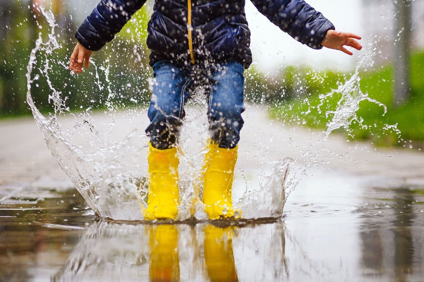 水たまりで遊ぶ なかなか帰らない 雨の日あるあるで困った を 保育士3児パパ ベビーシッターでんちゃん先生が解決 たまひよ 水たまりで遊ぶ なかなか帰らない 雨の日あるあるで困った を 保育士3児パパ ベビーシッターでんちゃん先生が解決 たまひよ
