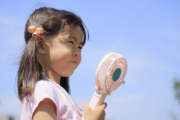 携帯用ファン(5歳)と日本の女の子