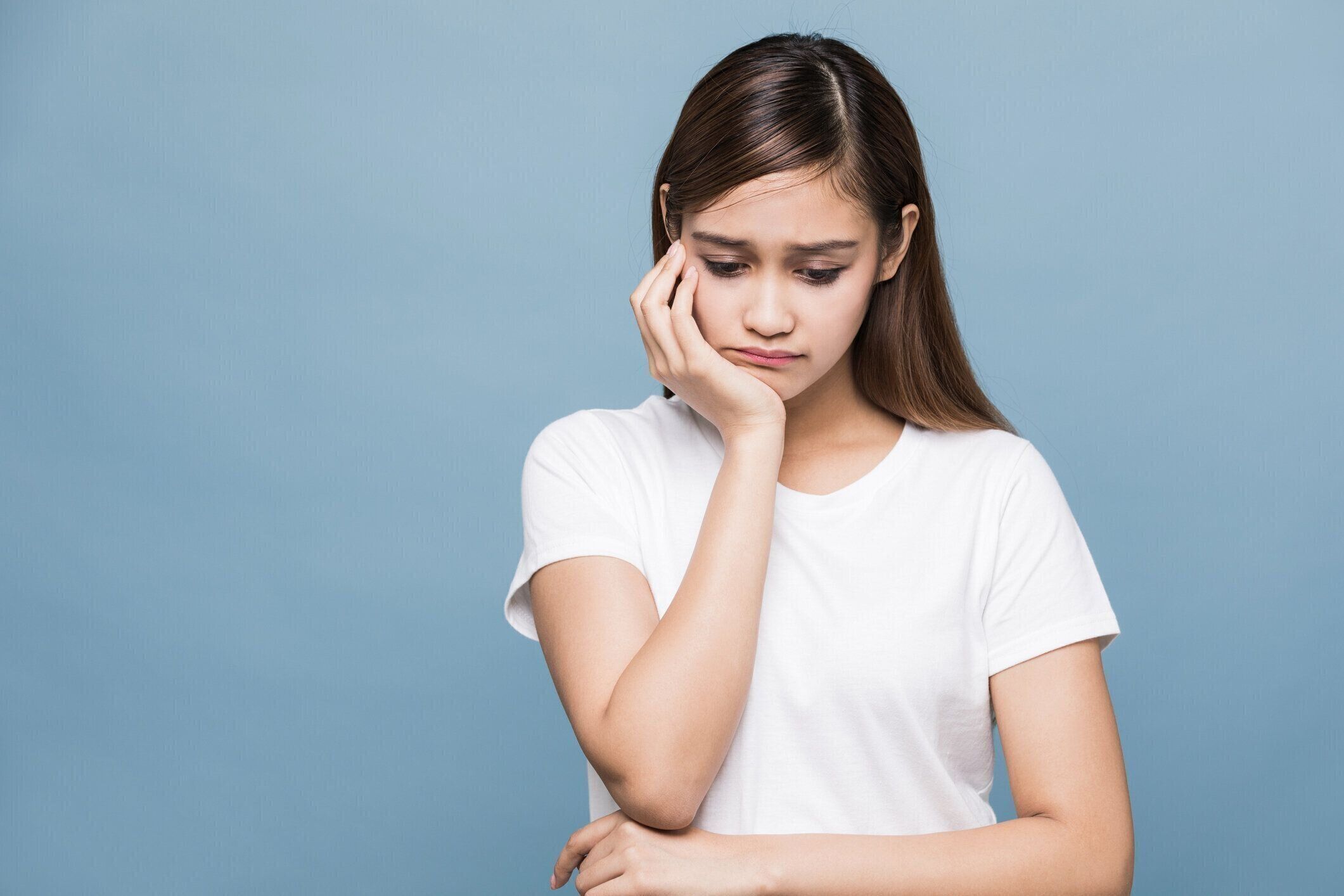 若い女性が押されています。