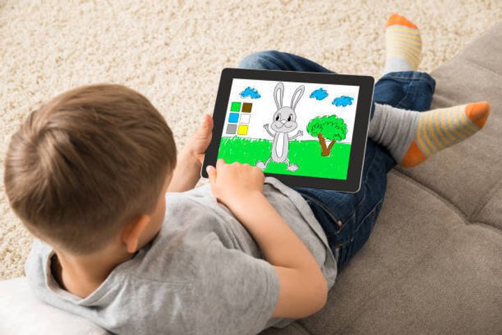 かわいらしい子供デジタル タブレットにゲームをプレイ