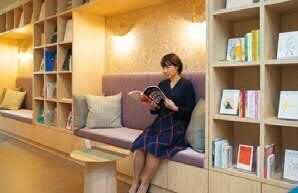 待ち時間もゆったりできるライブラリーのような空間