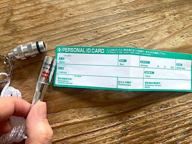 ダイソーのIDカードつきホイッスルの写真
