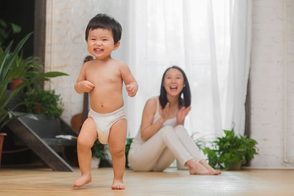 遊ぶ赤ちゃんに同行する母親