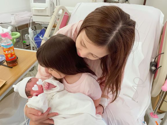 二女が生まれた直後の、丸高さんと娘さんたち。