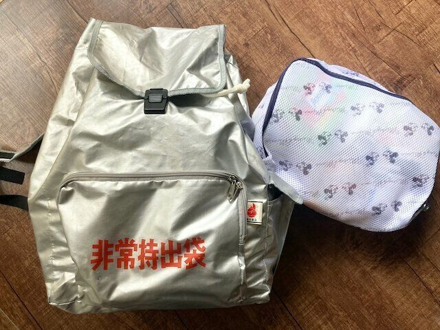 防災バッグと乳児用の防災ポーチ