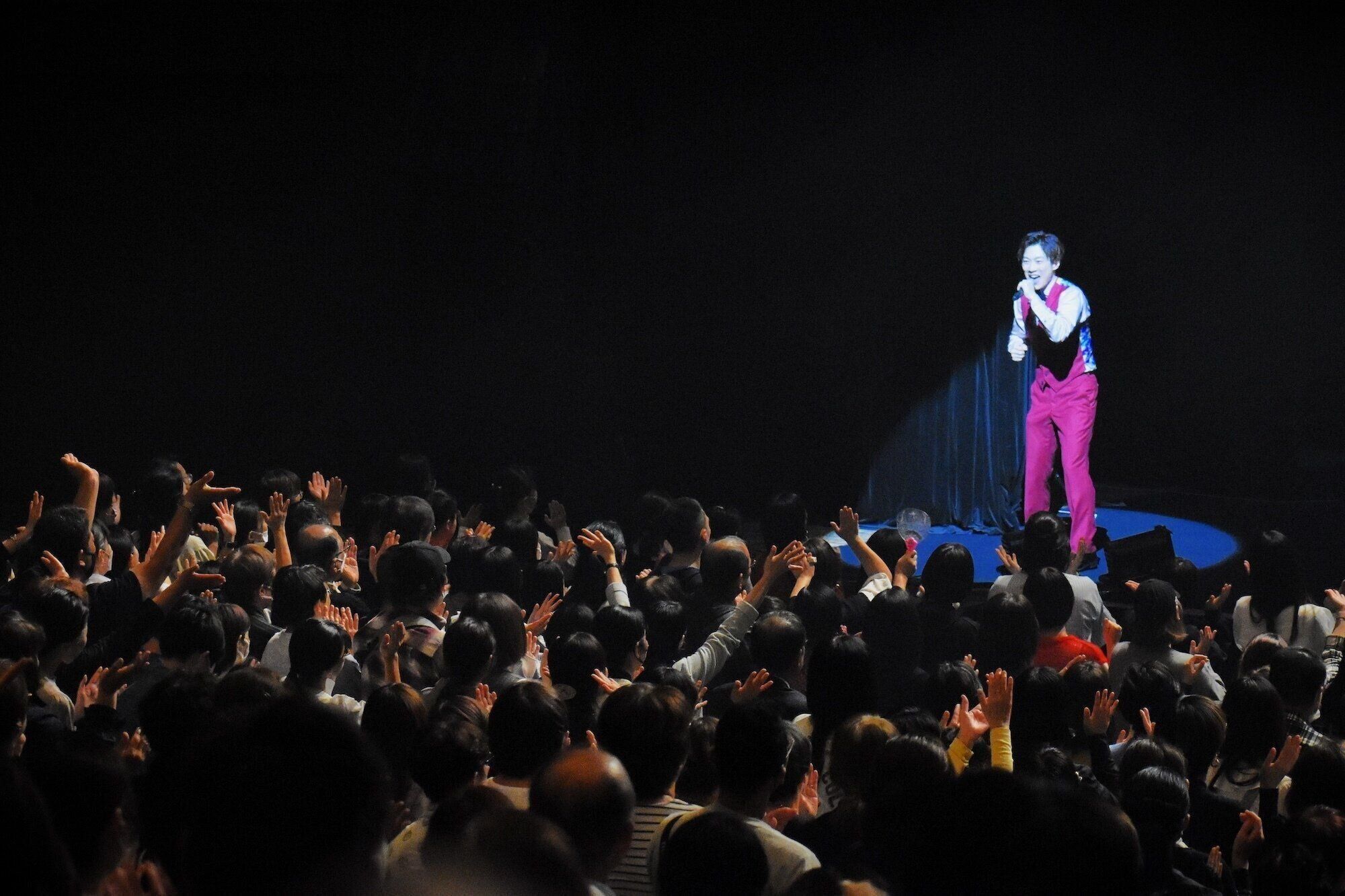 コンサートで歌う、横山さん。