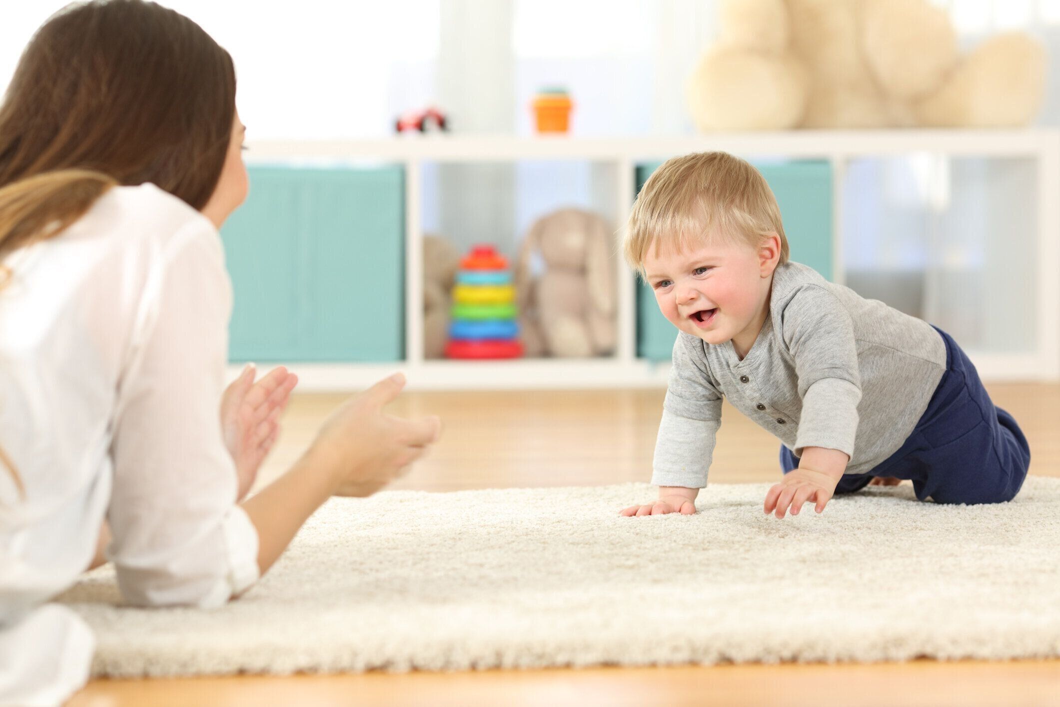 赤ちゃんの母親へのクロール