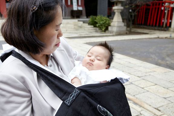赤ちゃんを抱っこする日本人女性