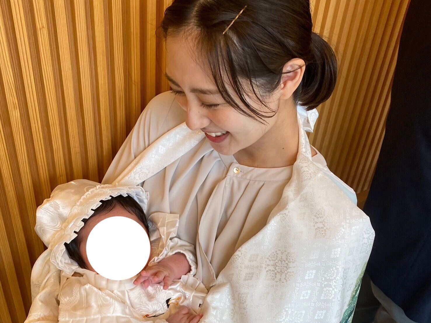 お宮参りで、息子さんに優しくほほ笑む奥山さんと息子さんの写真