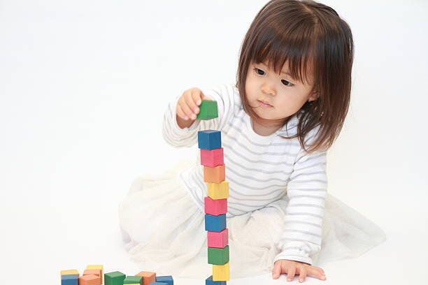 ブロックで遊ぶ日本の女の子(2歳)