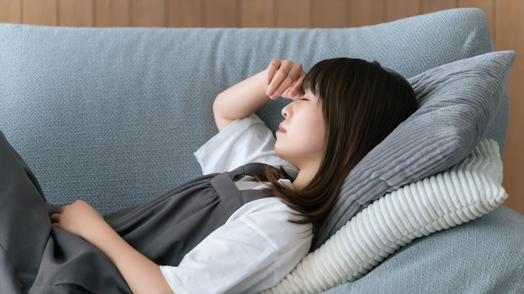 つわりの症状に耐える女性