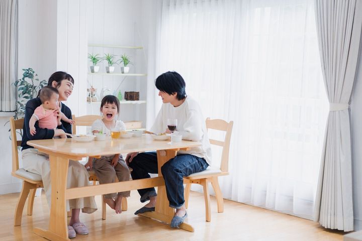 一緒に夕食を食べる幸せな家族